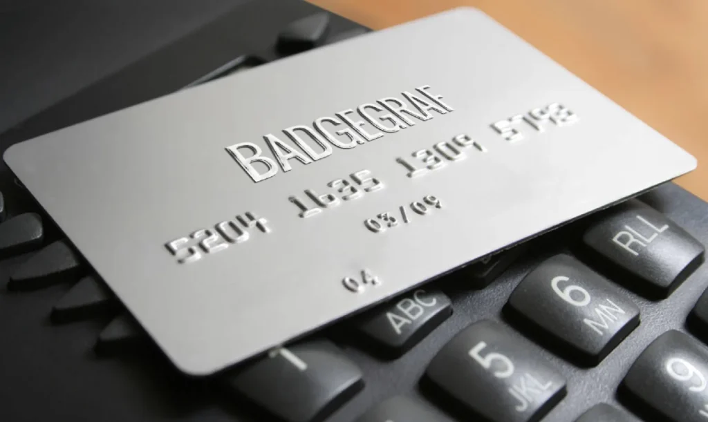 Card codificata con banda magnetica e numerazione a rilievo