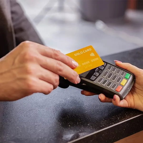 Tessera RFID contactless avvicinata a un lettore